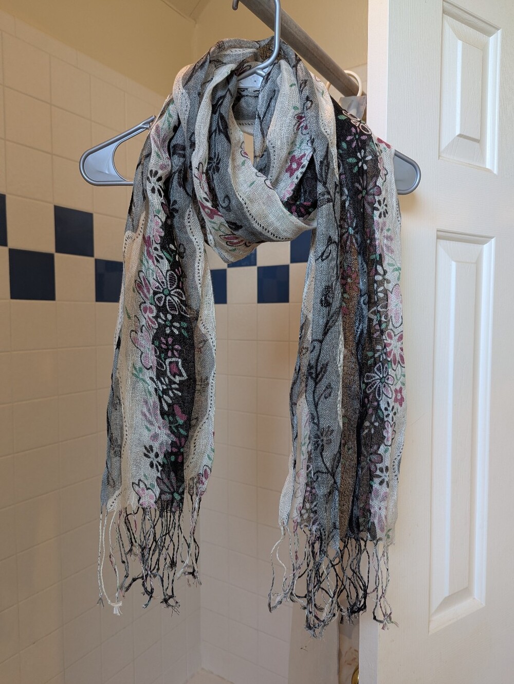 NWOT Beautiful 100% linen Floral print scarf